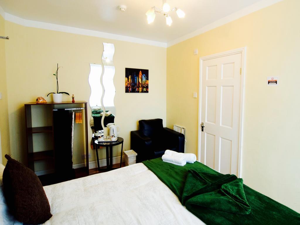 Gable Lodge London B&B Enfield Exterior photo