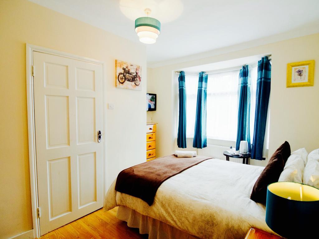 Gable Lodge London B&B Enfield Exterior photo