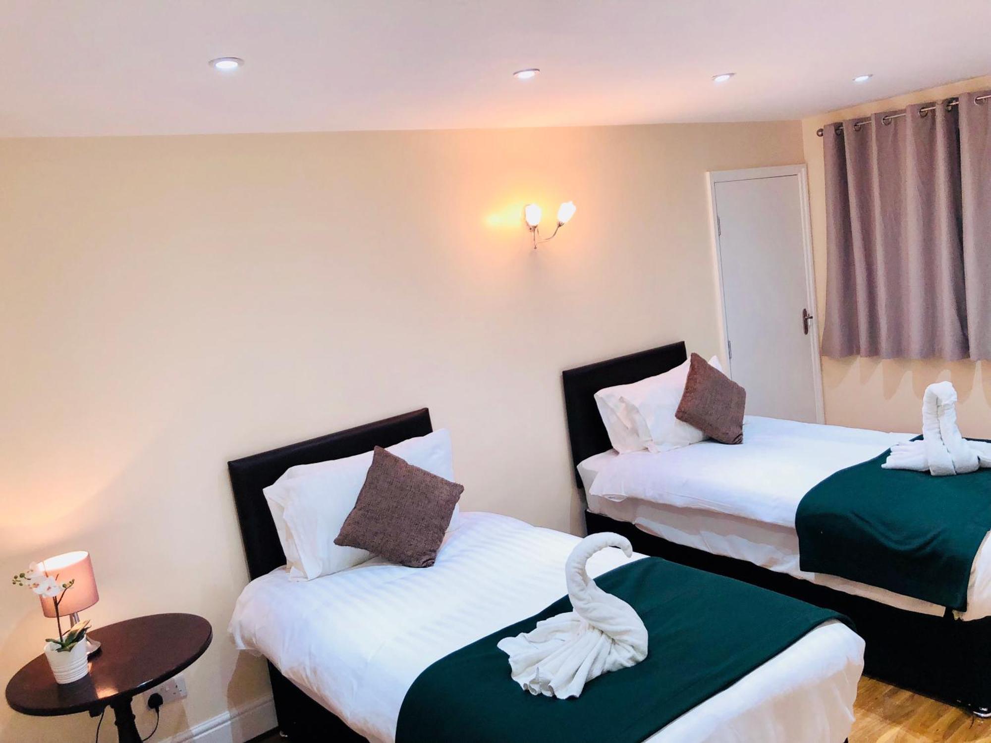 Gable Lodge London B&B Enfield Exterior photo